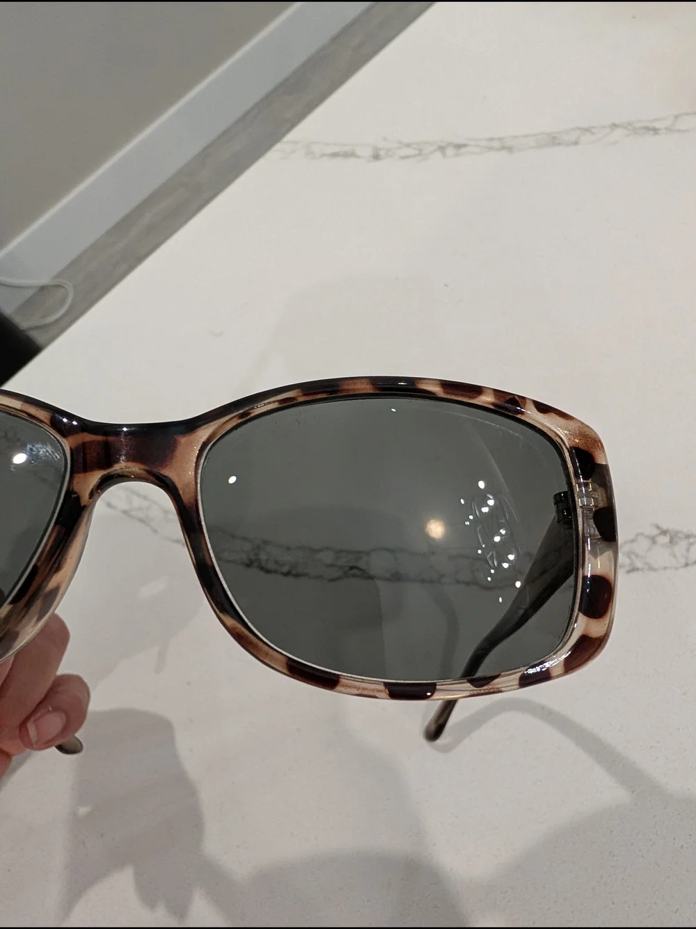 GUESS Womens Sunglasses Brown Tortoise Rectangle Smoke Lens Designer- Frames
